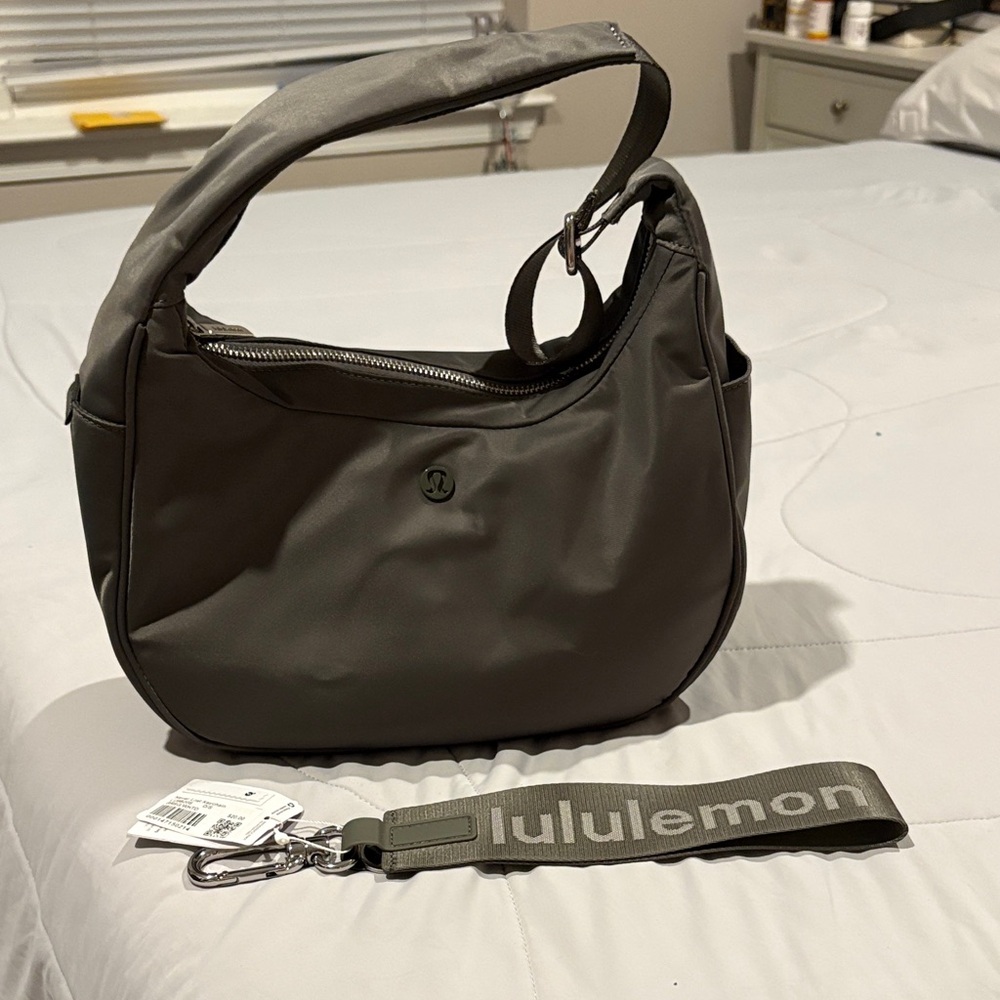 lululemon city essentials 4L bag - grey sage with keychain